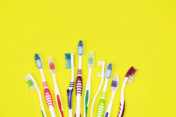 Toothbrushes Yellow Background — Stock Photo, Image