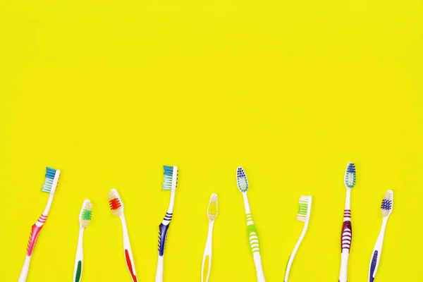 背景が黄色の歯ブラシ — ストック写真