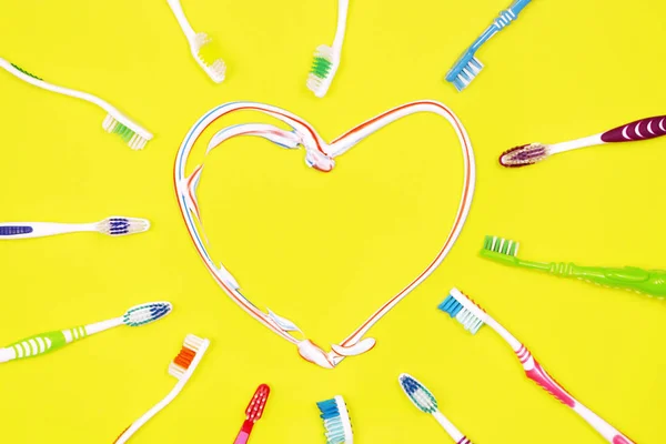 Tandenborstels Gele Achtergrond Gebit Reinigen Concept — Stockfoto