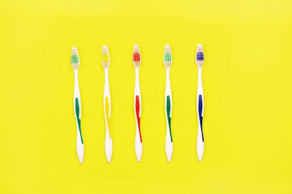 Zahnbürsten Auf Gelbem Hintergrund — Stockfoto