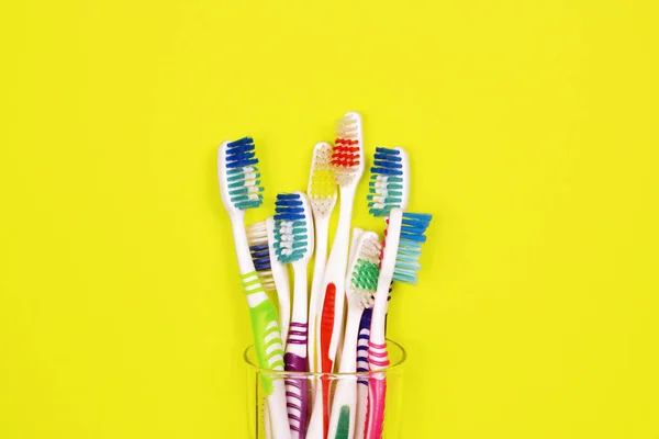 Tandenborstels Gele Achtergrond — Stockfoto