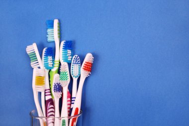 mavi zemin üzerine cam diş fırçaları