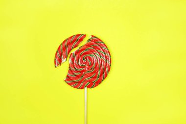 Sarı arka plan üzerinde kırık lolipop
