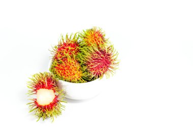 Tayland taze rambutan tatlı meyvesi beyaz arka plan üzerinde