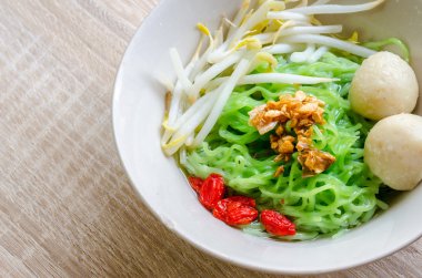 Et topu ve gevrek domuz deri Wood ile Tay şehriye kadar yakın