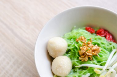 Et topu ve gevrek domuz deri Wood ile Tay şehriye kadar yakın