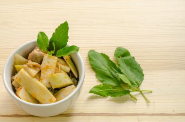 Kırmızı köri tavuk ve bambu sürgünleri, Tay gıda, Tayland