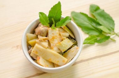 Kırmızı köri tavuk ve bambu sürgünleri, Tay gıda, Tayland