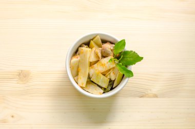 Kırmızı köri tavuk ve bambu sürgünleri, Tay gıda, Tayland