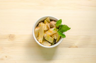 Kırmızı köri tavuk ve bambu sürgünleri, Tay gıda, Tayland