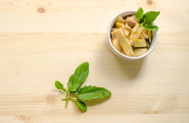 Kırmızı köri tavuk ve bambu sürgünleri, Tay gıda, Tayland