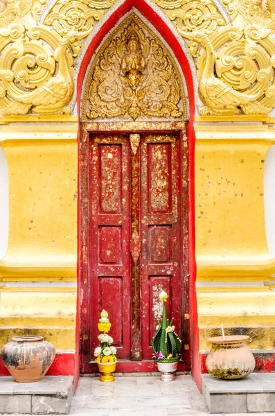 Porta velha vermelha em Wat Phra que Phanom, província de Nakhon Phanom — Fotografia de Stock