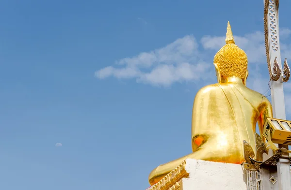 Posąg Buddy behide w Wat Phra że Phanom, Nakhon Phanom prz — Zdjęcie stockowe