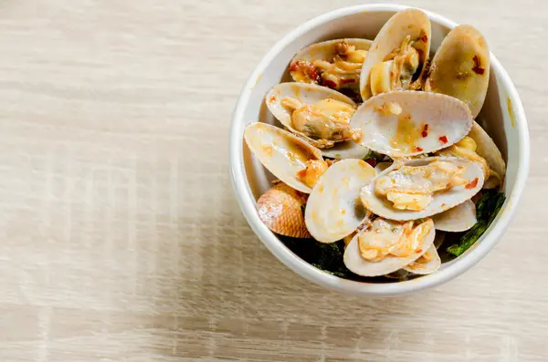 Close-up roer gebakken mosselen met geroosterde chili plakken, Thais eten — Stockfoto