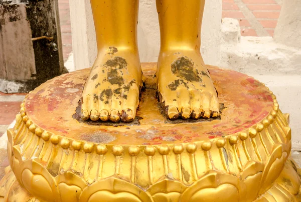 Pés da antiga estátua de Buda no templo tailandês, Tailândia — Fotografia de Stock