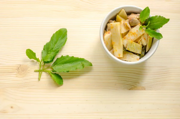 Kırmızı köri tavuk ve bambu sürgünleri, Tay gıda, Tayland