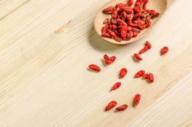 Üzerinde ahşap çorba kaşığı kurutulmuş goji meyveleri