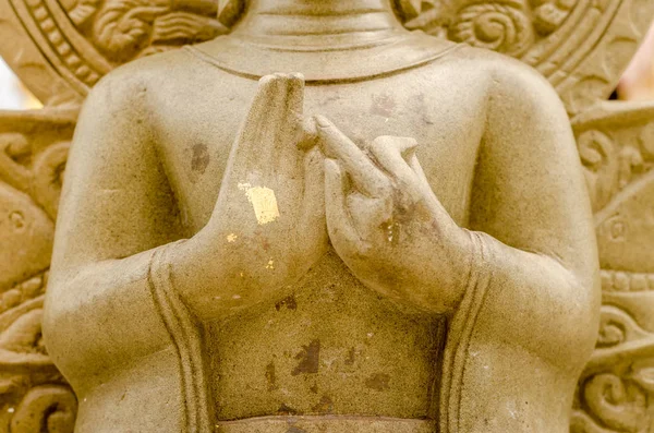 Handen van de oude Boeddhabeeld in Thaise tempel, Thailand — Stockfoto