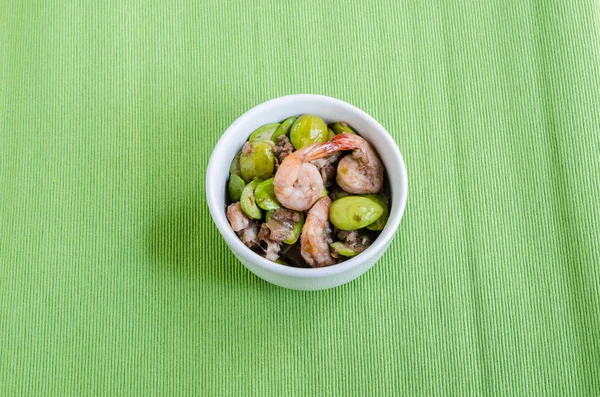 Camarones de especias fritas con frijol amargo (Parkia speciosa) y shr — Foto de Stock