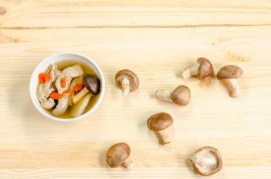 Geleneksel oryantal domuz eti suyu shiitake mantar woode üzerinde