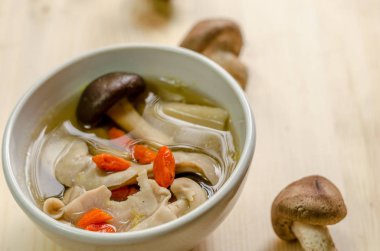 Shiitake mantar ile geleneksel oryantal domuz eti suyu kapatın