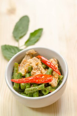 Baharatlı kızarmış domuz kırmızı köri Yapıştır ve yarda uzun fasulye, T ile karıştırın