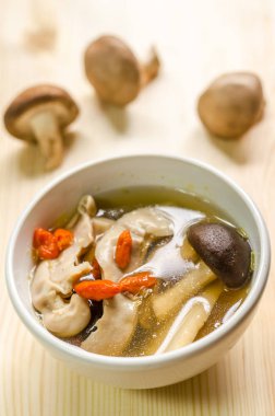 Shiitake mantar ile geleneksel oryantal domuz eti suyu kapatın