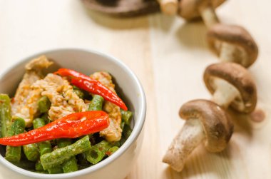 Baharatlı kızarmış domuz kırmızı köri Yapıştır ve yarda uzun fasulye, T ile karıştırın