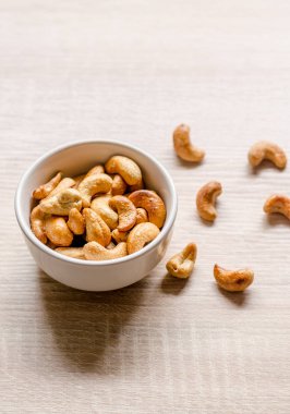 Kaju fıstığı ahşap arka plan üzerinde kapatın