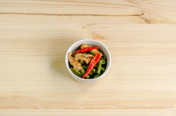 Spicy roer gebakken varkensvlees met rode curry pasta en lange Yard bean, T — Stockfoto