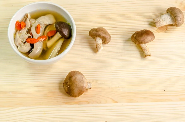 Bouillon de porc oriental traditionnel aux champignons shiitake sur boisé — Photo