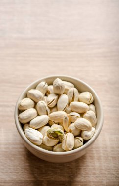 Fıstık fındık kadar ahşap arka plan üzerinde kapatın