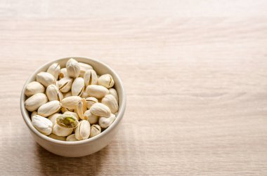 Fıstık fındık kadar ahşap arka plan üzerinde kapatın