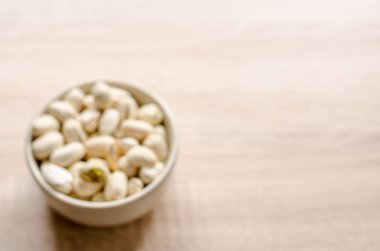 Fıstık fındık kadar ahşap arka plan üzerinde kapatın