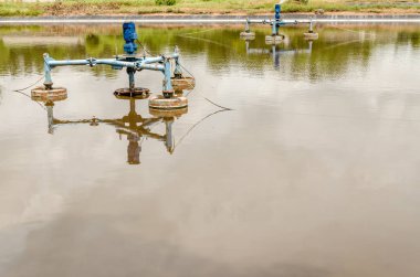 düzenli depolama sitesinde atık su havuzda yüzey havalandırıcılar