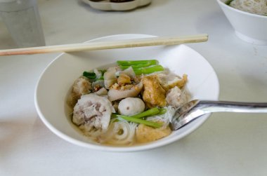 Tay noodle ile domuz kuyruklu beyaz tablo