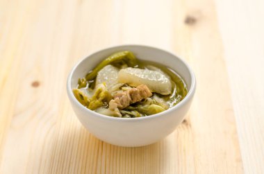 Çin sebze yahni, sebze ve ahşap arka plan üzerinde domuz eti karışımı