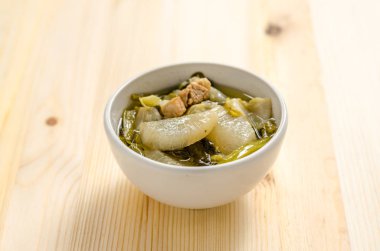 Çin sebze yahni, sebze ve ahşap arka plan üzerinde domuz eti karışımı