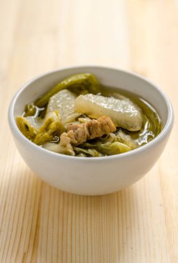 Çin sebze yahni, sebze ve ahşap arka plan üzerinde domuz eti karışımı