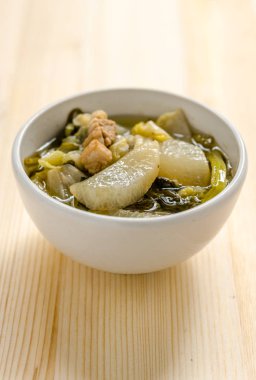 Çin sebze yahni, sebze ve ahşap arka plan üzerinde domuz eti karışımı