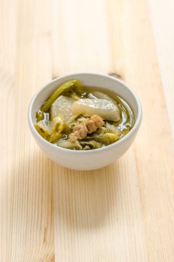 Çin sebze yahni, sebze ve ahşap arka plan üzerinde domuz eti karışımı