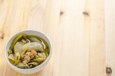 Çin sebze yahni, sebze ve ahşap arka plan üzerinde domuz eti karışımı