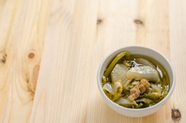 Çin sebze yahni, sebze ve ahşap arka plan üzerinde domuz eti karışımı