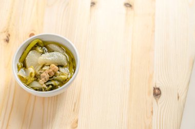 Çin sebze yahni, sebze ve ahşap arka plan üzerinde domuz eti karışımı