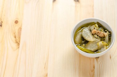 Çin sebze yahni, sebze ve ahşap arka plan üzerinde domuz eti karışımı