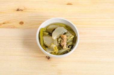 Çin sebze yahni, sebze ve ahşap arka plan üzerinde domuz eti karışımı