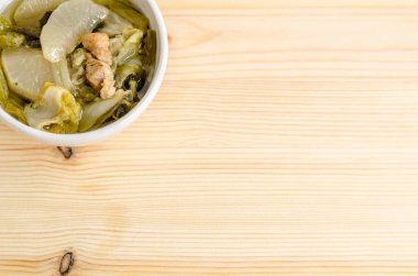 Çin sebze yahni, sebze ve ahşap arka plan üzerinde domuz eti karışımı