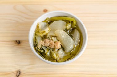 Çin sebze yahni, sebze ve ahşap arka plan üzerinde domuz eti karışımı