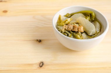 Çin sebze yahni, sebze ve ahşap arka plan üzerinde domuz eti karışımı