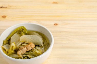 Çin sebze yahni, sebze ve ahşap arka plan üzerinde domuz eti karışımı